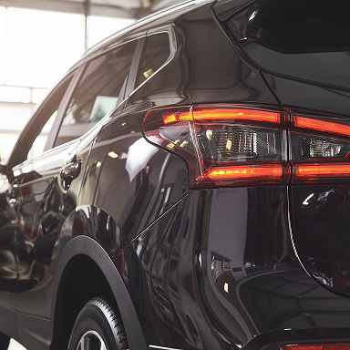 os-farois-traseiros-de-um-carro-preto-de-luxo