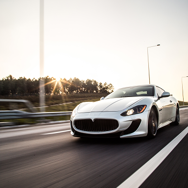 um-carro-esporte-de-cor-metalica-tira-com-alta-velocidade-na-estrada